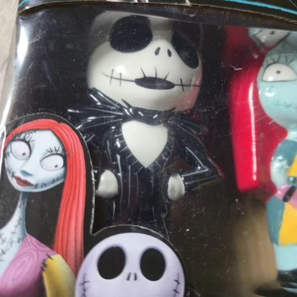 Disney Jack & Sally Sculpted Ceramic Salt & Pepper Shakers NIB - Picture 3 of 8